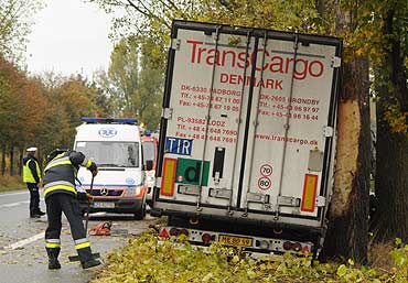 Ostromice: TIR uderzy� w drzewo. Kierowca zas�ab�