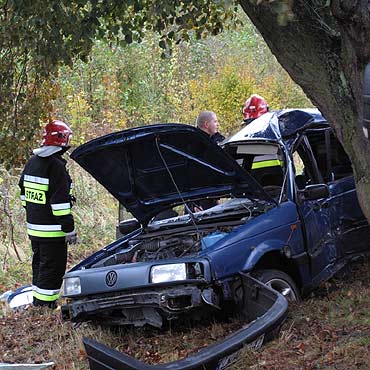Volkswagenem uderzy� w drzewo