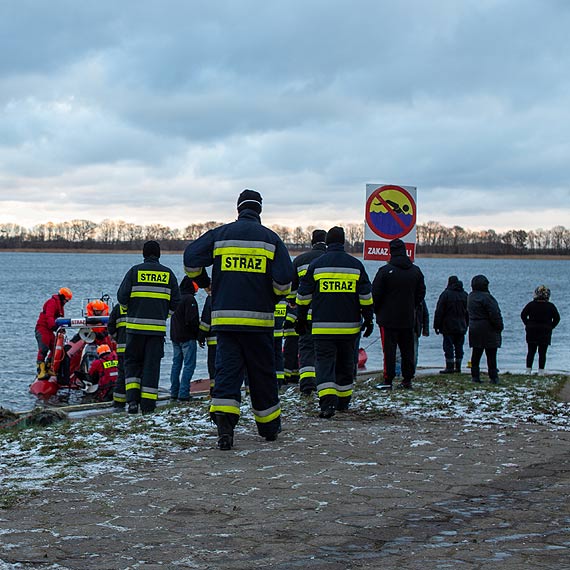 Akcja służb na Zalewie Kamieńskim. 2 mężczyzn wypadło z łódki, odnaleziono ciało jednego z nich. Zobacz film!
