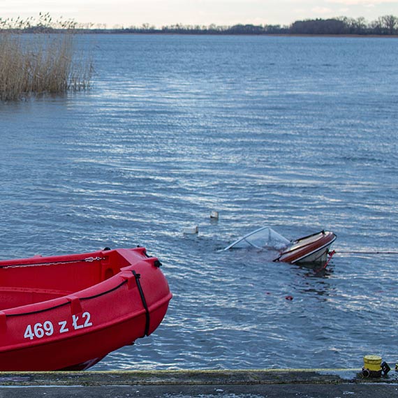 Akcja służb na Zalewie Kamieńskim. 2 mężczyzn wypadło z łódki, odnaleziono ciało jednego z nich. Zobacz film!