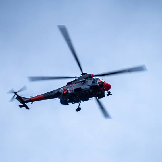 Akcja służb na Zalewie Kamieńskim. 2 mężczyzn wypadło z łódki, odnaleziono ciało jednego z nich. Zobacz film!