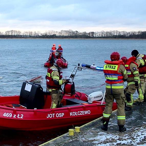 Akcja służb na Zalewie Kamieńskim. 2 mężczyzn wypadło z łódki, odnaleziono ciało jednego z nich. Zobacz film!