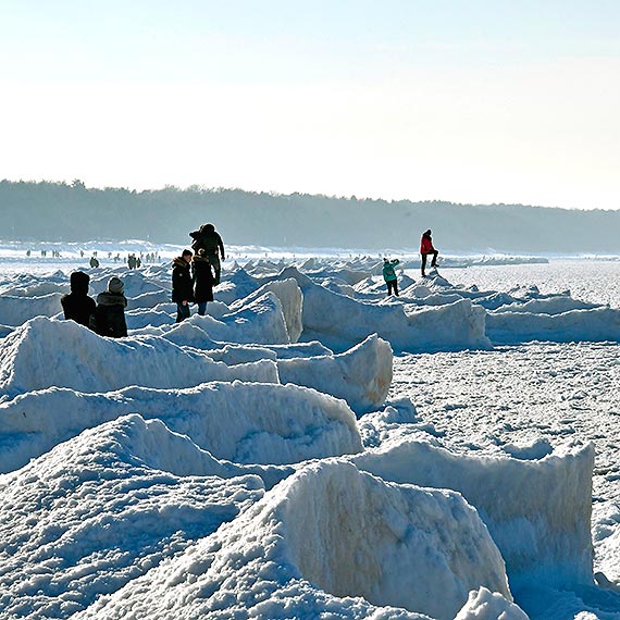 Turystw w Midzyzdrojach jak w sezonie. Zobacz film!