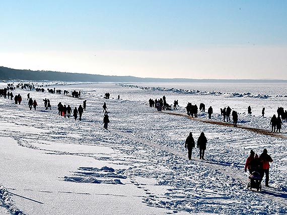Turystw w Midzyzdrojach jak w sezonie. Zobacz film!