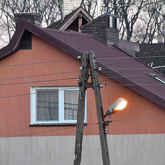 Odwieczny problem ze świecącymi w dzień lampami ulicznymi