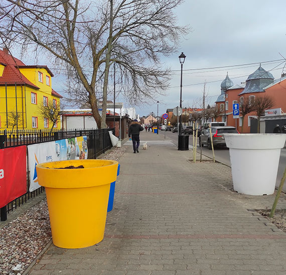 Czytelnik: W centrum Dziwnowa donice - giganty. Wikszych nie byo?