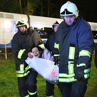 �winouj�cie: P�on�� poci�g. �wiczenia s�u�b ratowniczych