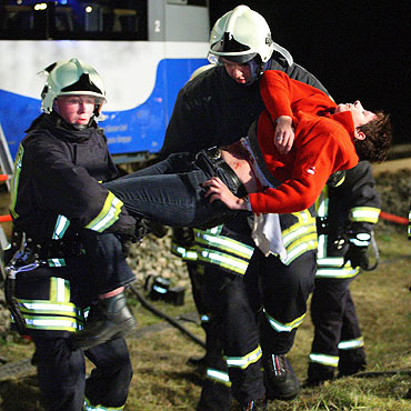 �winouj�cie: P�on�� poci�g. �wiczenia s�u�b ratowniczych