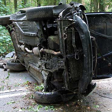 Golczewo: Kolejna tragedia. Mazda roztrzaska�a si� na drzewie