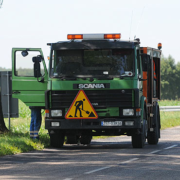 �ataj� drog� z Kamienia do �wierzna. Grys spod k� uszkadza karoseri� aut