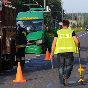 Wypadek busa z pasa�erami. S� ranni!