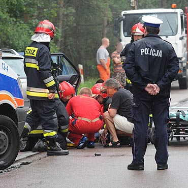 Samochody zderzy�y si� czo�owo. Dwie osoby ci�ko ranne