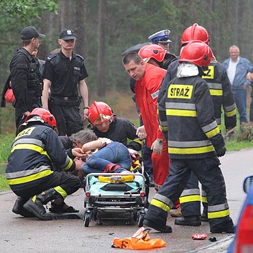 Samochody zderzy�y si� czo�owo. Dwie osoby ci�ko ranne