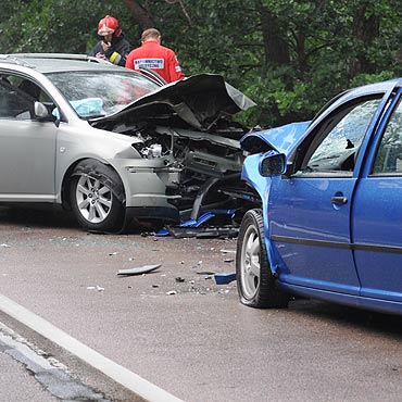 Samochody zderzy�y si� czo�owo. Dwie osoby ci�ko ranne