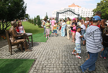 Międzyzdroje: Chętnie fotografują się przy pomniku Krzysztofa Kolbergera