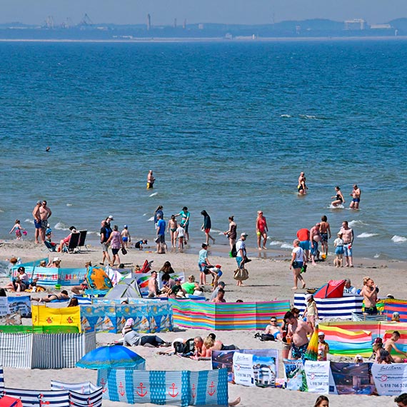 W Międzyzdrojach plażowicze testowali nową, szeroką plażę