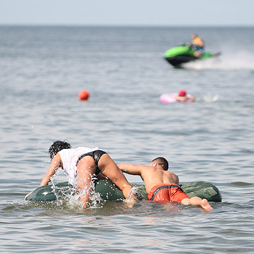 Lubi� eksperymentowa� na �winoujskiej pla�y. Uprawiaj� seks w wodzie!