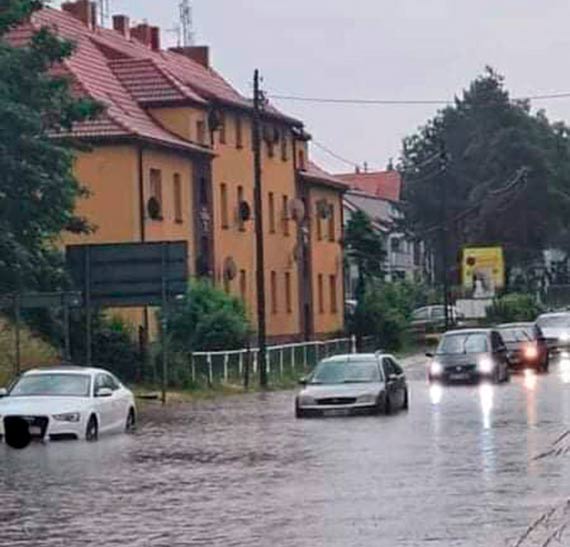 Takiej ulewy w Kamieniu Pomorskim dawno nie byo. Samochody jak amfibie
