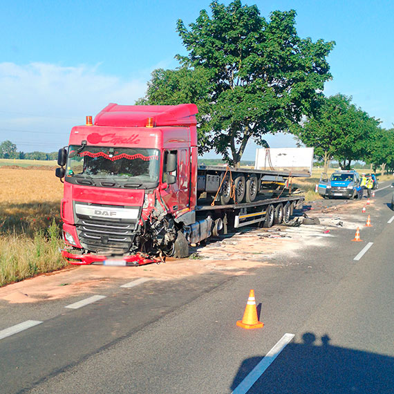Toyota wjechaa wprost pod koa ciarwki! 2 osoby w szpitalu