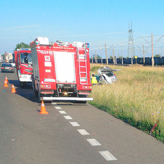 Toyota wjechała wprost pod koła ciężarówki! 2 osoby w szpitalu
