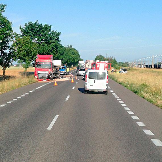 Toyota wjechała wprost pod koła ciężarówki! 2 osoby w szpitalu