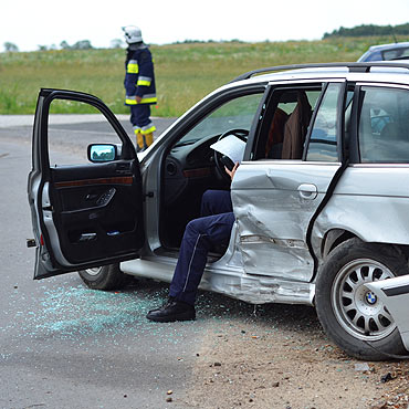 Strze�ewko: Audi uderzy�o w BMW. 84-letni kierowca w szpitalu
