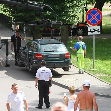 Mi�dzyzdroje: Laweta co chwil� zabiera �le zaparkowane samochody