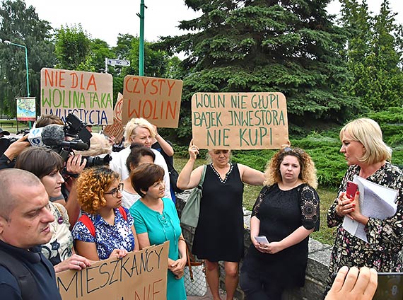 Mieszkacy, radni i burmistrz mwi nie zakadowi przetwarzania odpadw budowlanych: Nie dla odpadw, czysty Wolin. Zobacz film!