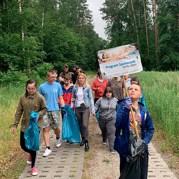 Stowarzszenie OSP Troszyn realizuje projekt O lasy dbamy- razem sprzątamy!