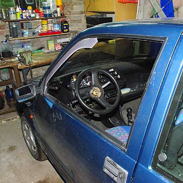 Konduktor wyrzuci� ich z poci�gu. Postanowili ukra�� samoch�d