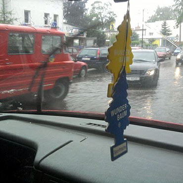 Dziwn�w: Zalane ulice. Stra�acy wypompowuj� wod�