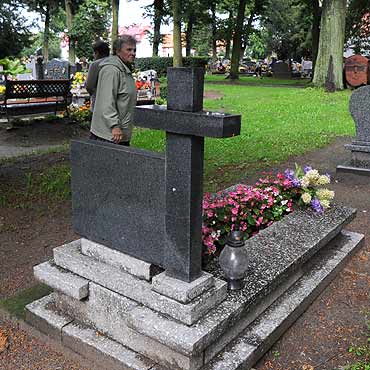 Wolin: Z cmentarza skradziono kilkadziesi�t metalowych krzy�y