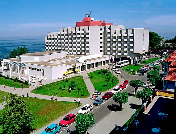 Dyrekcja, pracownicy i osoby związane z powstaniem hotelu „Amber Baltic w Międzyzdrojach” świętowały 30 urodziny firmy