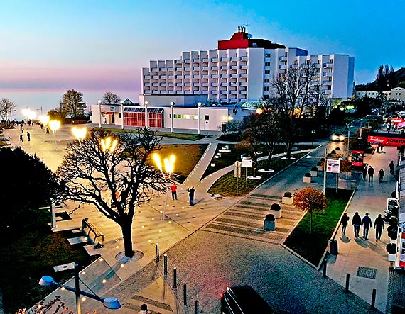 Dyrekcja, pracownicy i osoby związane z powstaniem hotelu „Amber Baltic w Międzyzdrojach” świętowały 30 urodziny firmy