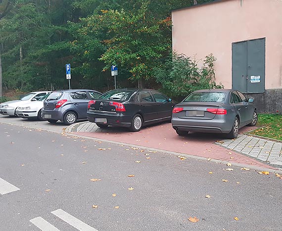 Mieszkanka: Parkowanie pod szko Podstawow w Midzyzdrojach