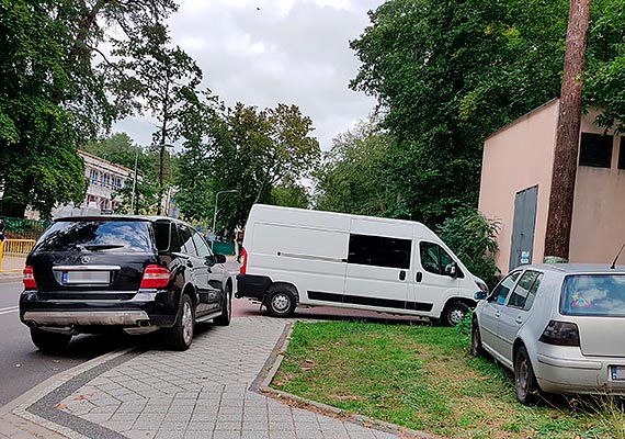 Mieszkanka: Parkowanie pod szko Podstawow w Midzyzdrojach