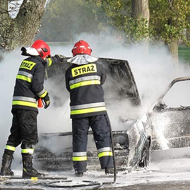 Kobieta cudem nie sp�on�a w samochodzie