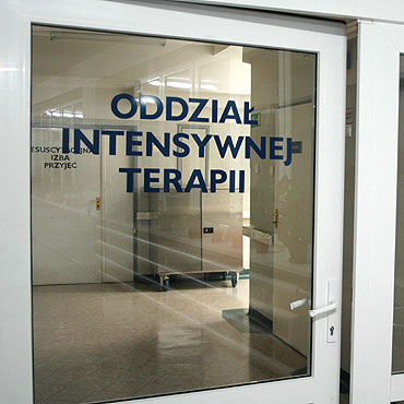 Wrzosowo: Pora�ony pr�dem m�czyzna jest w �pi�czce
