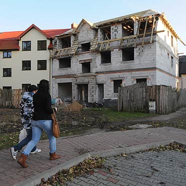 Sprz�t budowlany rozje�d�a zielony skwer