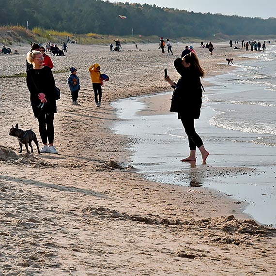 Jesienni turyści na międzyzdrojskiej plaży