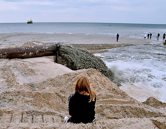 Jesienni turyści na międzyzdrojskiej plaży