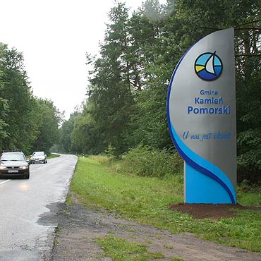 Kamie� Pomorski: Nowe witacze stan�y przy drogach dojazdowych do gminy
