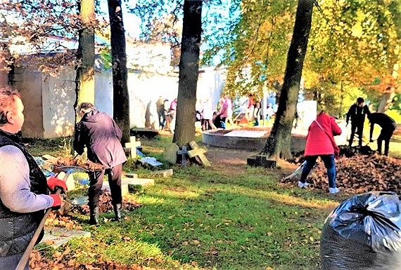 Wolontariat członków SUTW na Cmentarzu Komunalnym w Kamieniu Pomorskim