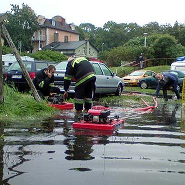 Region: Ulewny deszcz zalewa posesje. Wiatr �amie drzewa