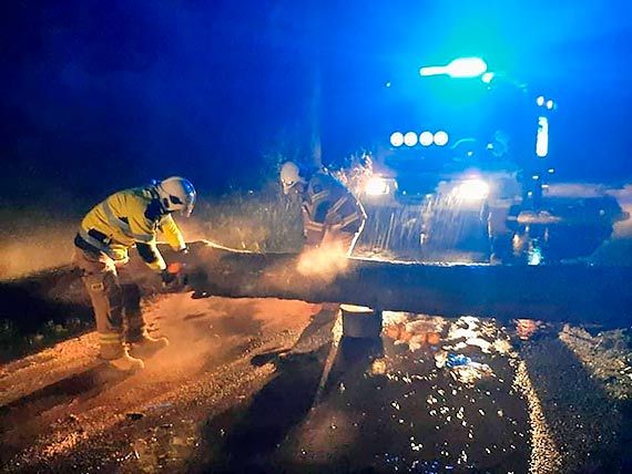 Zalane ulice i powalone drzewa - to bilans załamania pogody w powiecie kamieńskim