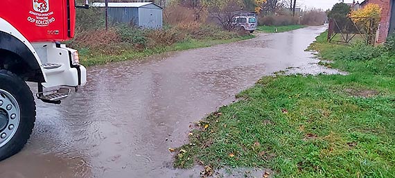 Zalane ulice i powalone drzewa - to bilans załamania pogody w powiecie kamieńskim
