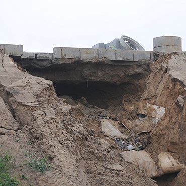 Par��wko: Po ulewnych deszczach woda podmy�a drog�