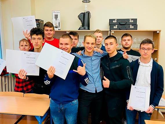 Za uczniami Zespou Szk Ponadpodstawowych w Wolinie kolejna edycja kursu barmaskiego
