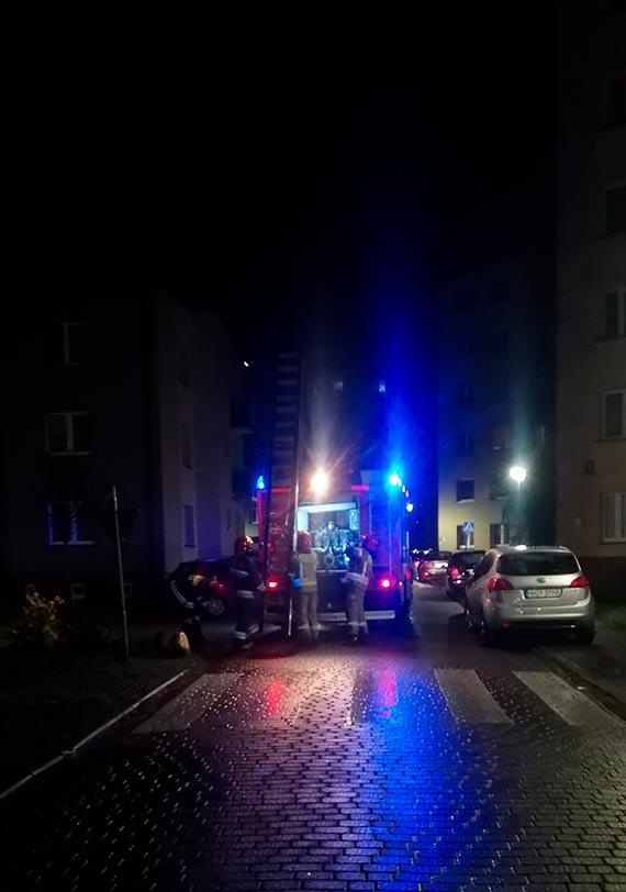 Policja weszła do mieszkania na Staromiejskiej w Kamieniu Pomorskim. Od matki opiekującej się dziećmi czuć było woń alkoholu