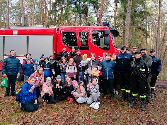 Wyjtkowa inicjatywa. Straacy, Nadlenictwo Midzyzdroje oraz uczniowie ze szkoy w Koczewie wsplnie posadzili mode dby